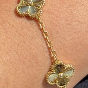 Luxurious 5 Motifs Gold Clover Bracelet — NEW